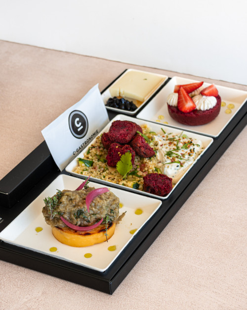 Plateau repas végétarien / Vegatarian meal tray