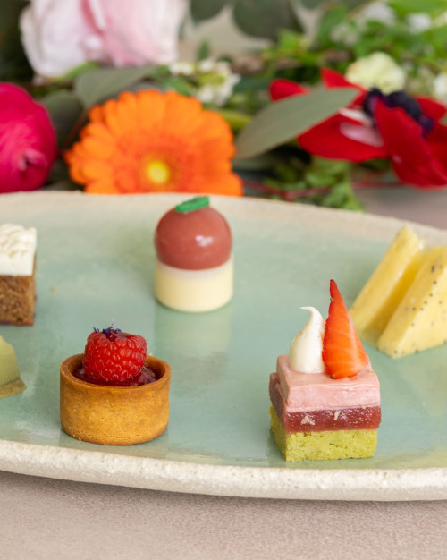 Miniatures fruitées et chocolatées - Plateau de 48 pièces /Fruity and chocolate miniatures - Tray of 48 pieces