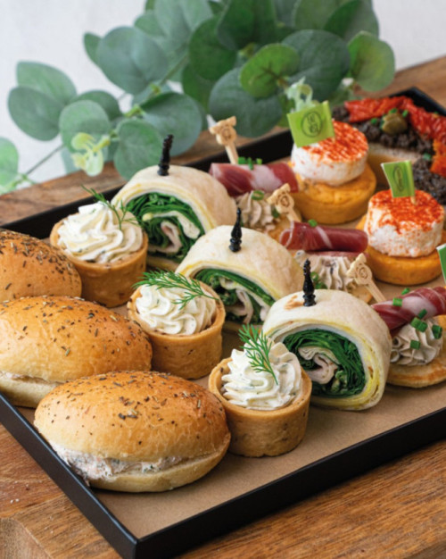 Assortiment de 48 pièces cocktail salées / Assortment of 48 savory cocktail pieces