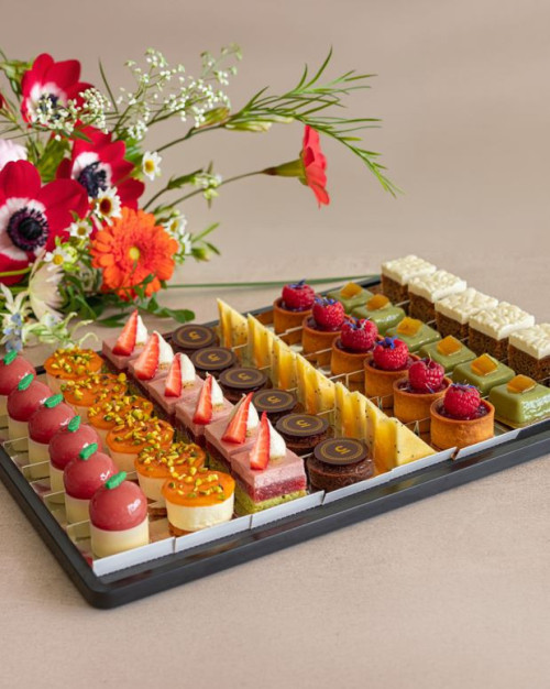 Miniatures fruitées et chocolatées - Plateau de 48 pièces /Fruity and chocolate miniatures - Tray of 48 pieces