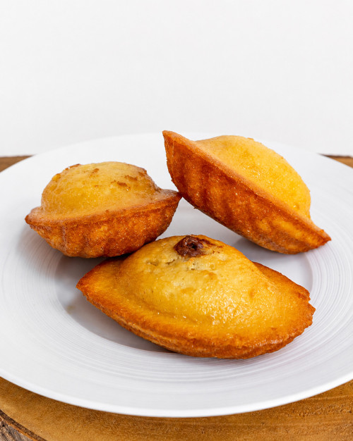 Plateau de madeleines fourrées chocolat / Chocolate-filled madeleines – tray of 24 pieces