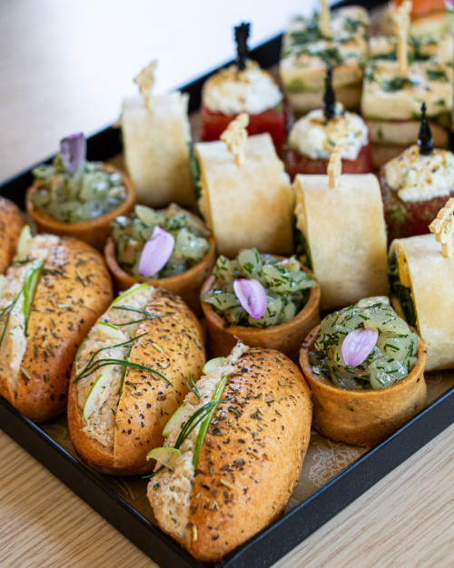 Assortiment de 24 pièces cocktail salées / Assortment of 24 savory cocktail pieces