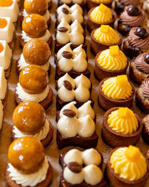 Assortiment de 48 pièces cocktail sucrées / Assortment of 48 sweet cocktail pieces