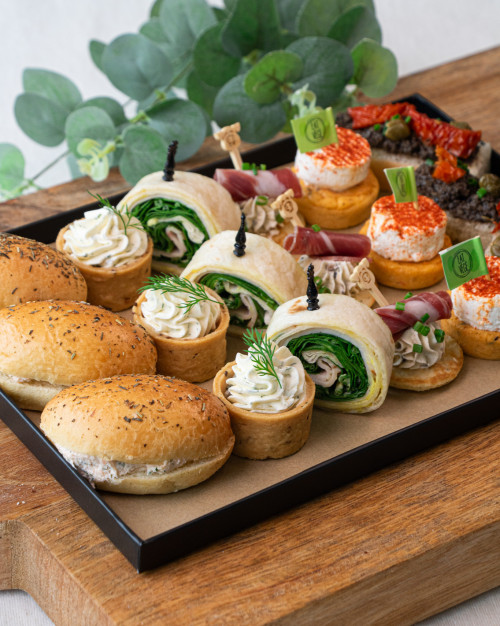 Assortiment de 24 pièces cocktail salés / Assortment of 24 savory cocktail pieces