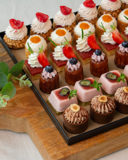 Assortiment de 24 pièces cocktail sucrés / Assortment of 24 sweet cocktail pieces