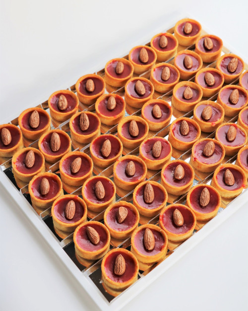 Tartelettes aux pralines roses - Plateau de 24 pièces / Pink praline tartlets - Tray of 24 pieces