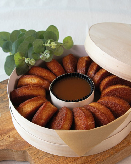 Financier aux amandes & pâte à tartiner caramel beurre salé - boîte de 16 pièces / Financier with almonds - box of 16 pieces