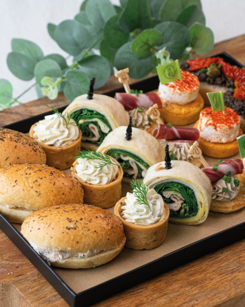 Assortiment de 24 pièces cocktail salés / Assortment of 24 savory cocktail pieces